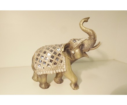P1035527 Poly. Zilvergouden olifant met dekkleed met spiegeltjes. L X H : 24 x 23 cm.