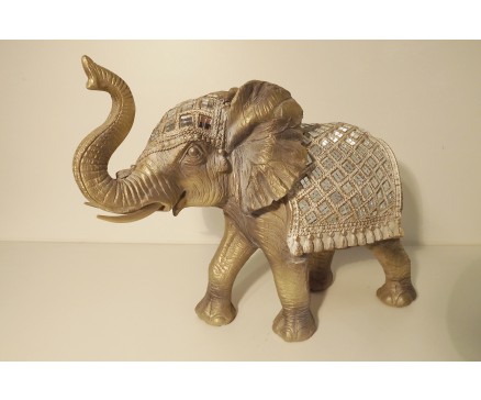 P1035528 Poly. Zilvergouden olifant medium met dekkleed met spiegeltjes. L x H : 35 x 27 cm.