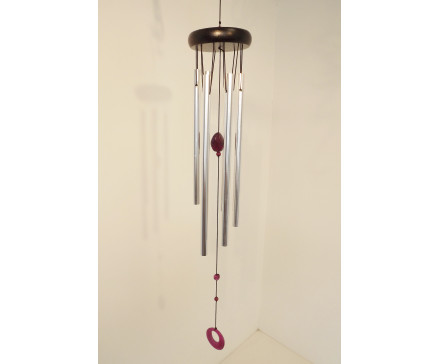 Y21-01 Windgong. Windgong met 6 zilverkleurige metalen pijpjes met paarse imitatie edelsteen en klepel. Lengte 70 cm.