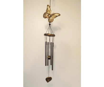 Y40-2877 Gong. Metalen windgong met 4 zilveren pijpjes met vlinder en boomblad als klepel. Lengte 70 cm.