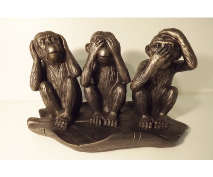 P1035654 Poly. Apen horen-zien-zwijgen zittend in blad. L x H : 27 x 16 cm.