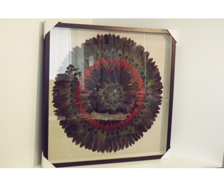 T39464 Wanddecoratie. Pauwenveren in cirkel op linnen achtergrond achter glas. 90 x 90 cm.