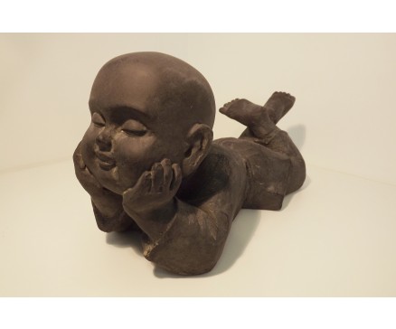 G1419S-DG Garden. Liggende kindmonnik in gedachten verzonken. L x H : 37 x 20 cm. Dark-grey.