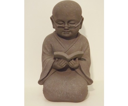 G525-G Garden. Kindmonnik met bril leest boek. Hoogte 40 cm. Granite.