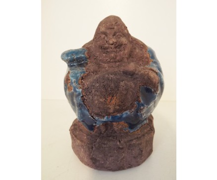 A1039001 Aardewerk antiek look. Lucky boeddha blauw. Hoogte : 13 cm. 40 % korting ! Per 2 stuks verpakt. Prijs is per 2 stuks.