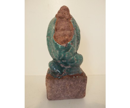 A1039002 Aardewerk antiek look. Lucky boeddha staand groen. Hoogte : 20 cm. 40 % korting ! Per 2 stuks verpakt. Prijs is per 2 stuks.
