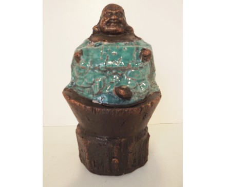 A1039003 Aardewerk antiek look. Boeddha op goud. Groen. Hoogte : 17 cm. 40 % korting ! Per 2 stuks verpakt. Prijs is per 2 stuks.