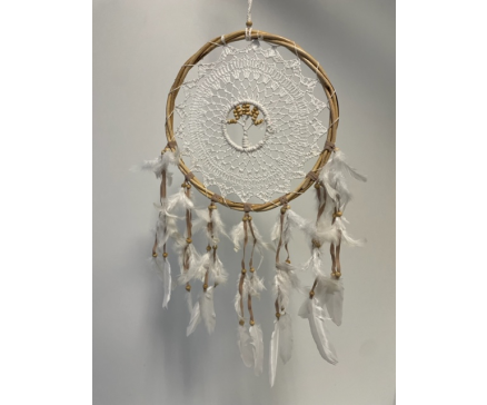 8530103 Dreamcatcher. Tree of life dreamcatcher 25 cm. diameter. In gehaakt middelpunt met kleine houten kraaltjes en witte veren.