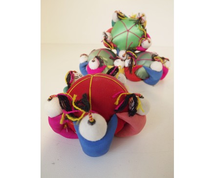 BR9103002 Brocaat speldenkussen 5 poppetjes. Diameter 8 cm.