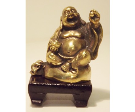 5510002 Brons. Bronzen lucky boeddha op houten voetje 6 cm. hoog.