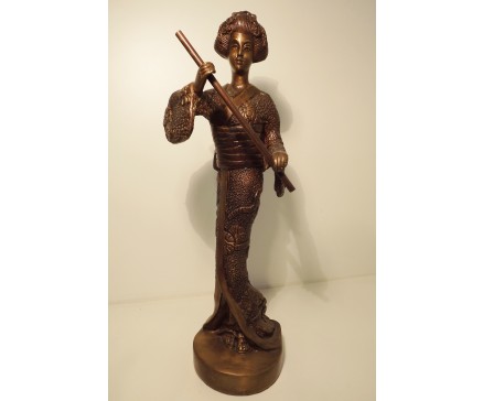 0241010 Brons. Mooi gedetailleerd gegoten oosterse dame met stok. Hoogte 44 cm., breedte 15 cm., diameter basis 13 cm.