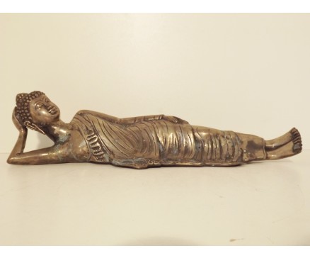 0130013 Brons liggende boeddha zilverkleurig. Lengte : 40 cm.