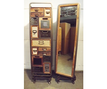 19PJ0301 Meubel. Draaibaar kastje met aan 1 kant 15 houten en metalen multicolor laatjes en aan de andere kant een spiegel. Draaibaar d.m.v. draaiplateau waarbij de pootjes blijven staan. HxBxD 148x39x39 cm.