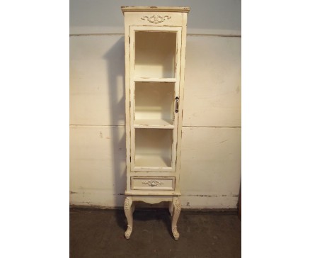 18PJ4517 Meubel. Wit "antiek-vintage"-look kastje op klassieke pootjes met 3 planken/secties en 1 lade. Glazen deurtje en zijkanten. HxBxD 160x40x30 cm.