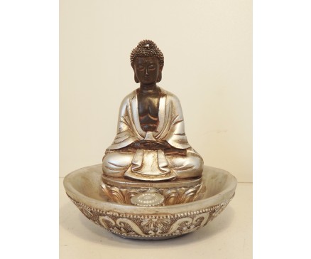P1035290 Poly. Wierookbrander met zittende boeddha. Zwart-zilver. Hoogte : 10 cm.