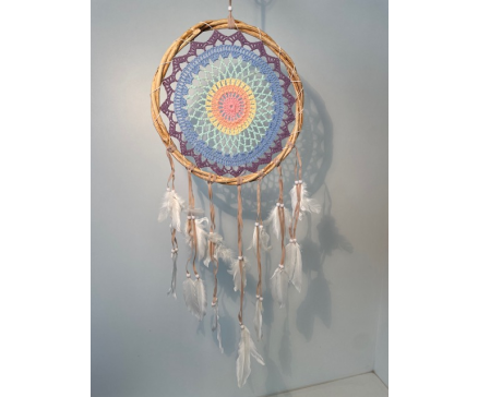 8530108 Dreamcatcher. Klassiek formaat en model dreamcatcher regenboog/pastelkleurig gehaakte binnenkant. Diameter +/- 25 cm lengte +/- 90 cm.