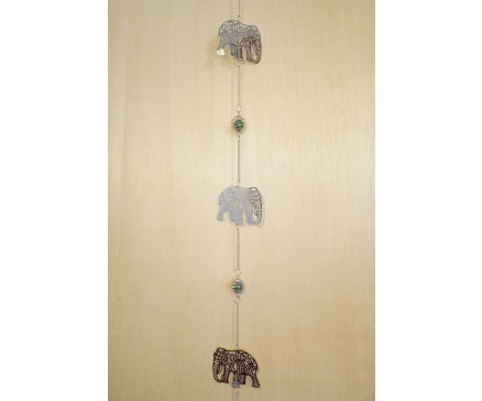 M188548 Metal hanging decoration 3 silver metal elephants with green transparant marbles and metal clapper. Length : 129 cm. Per 6 stuks verpakt. Prijs is per 6 stuks.