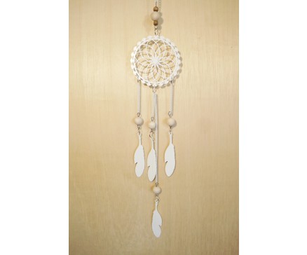 M189412 Metal hanging decoration. White metal dreamcatcher with feathers and wooden marbles. Length : 72 cm. Per 6 stuks verpakt. Prijs is per 6 stuks.