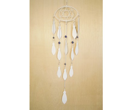 M189750 Metal hanging decoration. White metal dreamcatcher eye of God with blue marbles and white feathers. Length 95 cm. Per 6 stuks verpakt. Prijs is per 6 stuks.
