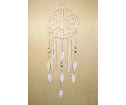 M188011 Metal hanging decoration. Dreamcatcher abstract flower with white metal feathers and 2 lace ribbons. Length : 92 cm. Per 6 stuks verpakt. Prijs is per 6 stuks.