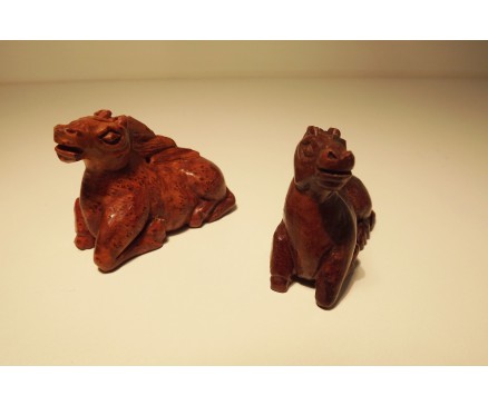 H2010014 Hout. Wortelhouten liggend paardje (netsuké). +/- 5,5 cm. lang/ 4 cm. hoog.