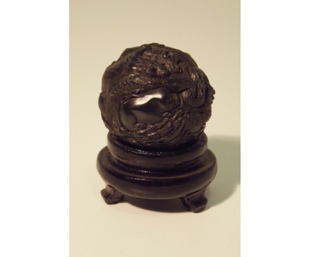 H2010016 Hout. Yzerhouten bol met zodiac motief lakzwart 3,5 cm. diameter op houten voetje.