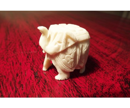 5005109 Been. Olifantje gemaakt van been van een kameel. Handgesneden en mooi versierd. 4 cm. hoog/4 cm. breed/ 3 cm. diep.
