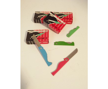 Mesje Inklapbaar mesje. Vlijmscherp. Lengte uitgeklapt : 10 cm. Per 12 doosjes van 12 verpakt. Prijs is per 12 doosjes.