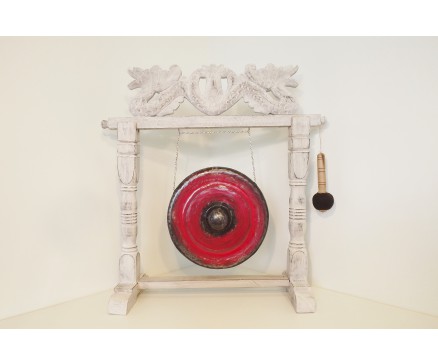 2030040 Gong. Staande klassieke gong. Balinese draak liggend op houten frame (70x57 cm.) met metalen gong (diam. 30 cm.).