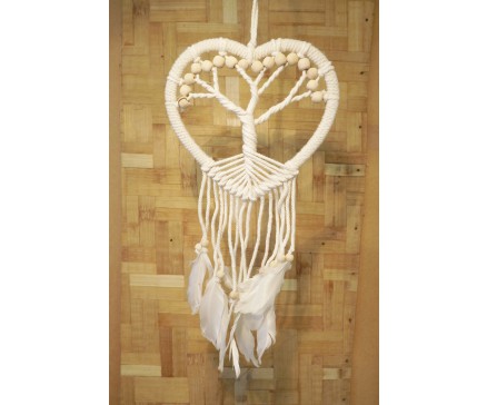 8530117 Dreamcatcher. Witte hartvormige dreamcatcher "Tree of Life" met houten kraaltjes. Diameter 16 cm.