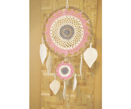 8530121 Dreamcatcher. Dubbele dreamcatcher (diameter 25 cm. en diameter 12 cm.) met kleurrijk gehaakt binnenwerk. Behangen met houten kraaltjes en bladeren van stof.