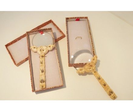 Loupe4. Loupe van been met handgesneden vissen motief. Steel lijkt op de stam van een bamboeplant, 20 cm. Diameter glas : 7,5 cm. In luxe verpakking.