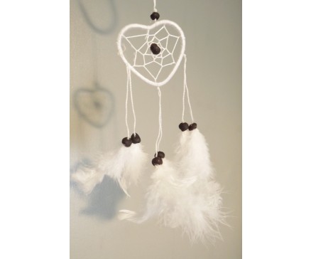 8530091 Dreamcatcher. Witte hartvormige mini dreamcatcher. Diameter +/- 6 cm. Per 12 stuks verpakt. Prijs is per 12 stuks.