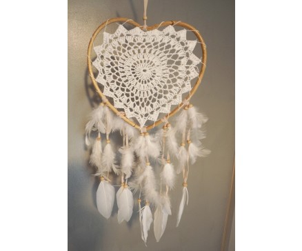 8530090 Dreamcatcher. Hartvormige rieten dreamcatcher met gehaakte binnenkant. Diameter +/- 22 cm.