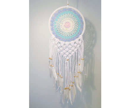 8530128 Dreamcatcher. Kleurrijke dreamcatcher met gehaakt vlechtwerk, witte veren en houten kralen. Diameter 22 cm., lengte +/- 70 cm.