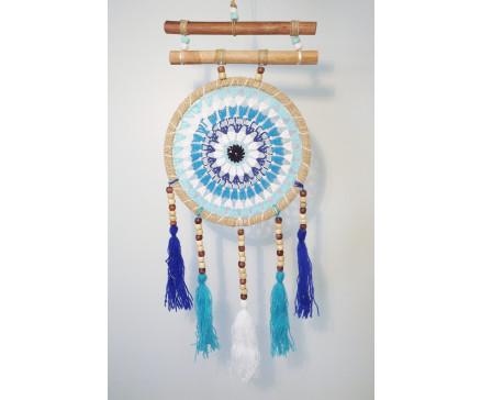 8530132 Dreamcatcher. Donker- en lichtblauwe dreamcatcher aan 2 bamboo stokjes met blauwe kwastjes en houten kraaltjes. Diameter 22 cm./ lengte +/- 70 cm.