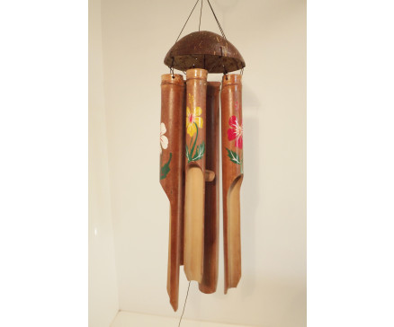 GA8530049 Gong. Bamboe Batik klassieke windgong met bloemenopdruk (geel, wit en rood) op 6 bamboepijpen aan halve cocosnoot, totale lengte 100 cm.