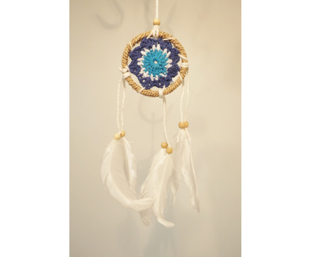 8530129 Dreamcatcher. Mini dreamcatcher 6 cm. diameter donkerblauw (oog van God) lengte +/- 25 cm. met witte veren en rand van touw. Per 12 stuks verpakt. Prijs is per 12 stuks.