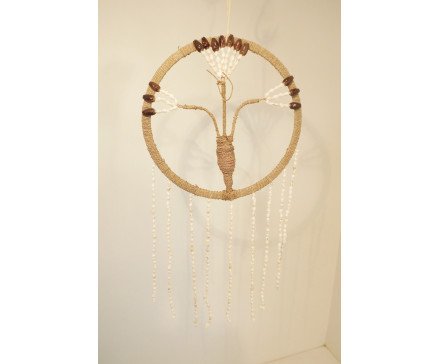 8530124 Dreamcatcher. Tree of Life dreamcatcher gemaakt van touw versierd met bruine en witte schelpen-kralen. Diameter 27 cm., lengte +/- 60 cm.