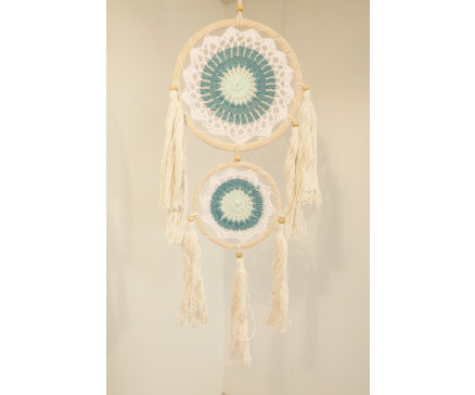 8530127 Dreamcatcher. Groen-mintgroene dubbele dreamcatcher met witte kwastjes. Diameters : 12 en 16 cm., lengte 55 cm.