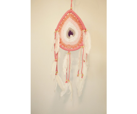 8530131 Dreamcatcher. Roze druppelvormige dreamcatcher met paars hart. Met witte veren en houten kraaltjes. Diameter +/- 16 cm., lengte +/- 55 cm.