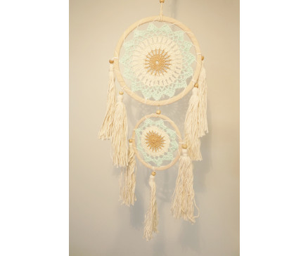 8530126 Dreamcatcher. Dubbele dreamcatcher babyblue met witte kwastjes en houten kralen. Diameters 12 en 17 cm., lengte +/- 55 cm.