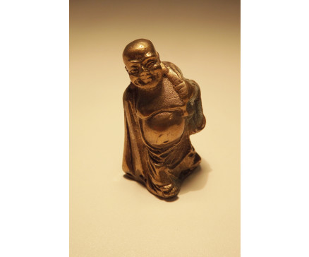 BR00011 Brons. Mini bronzen traveller lucky buddha zilverkleurig +/- 4 cm.