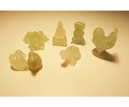 4107000S Edelsteen. Set van 6 jade figuurtjes +/- 3 cm. Kikker, haan, 2 x mini-eend, uil, schildpad en boeddha.