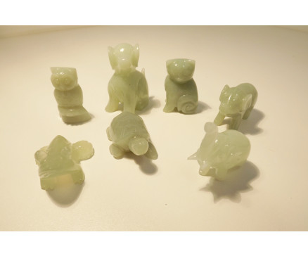 4107000L Edelsteen. Set van 7 jade beestjes +/- 4 cm. Poes, schildpad, varken, uil, kikker, olifant en hond.