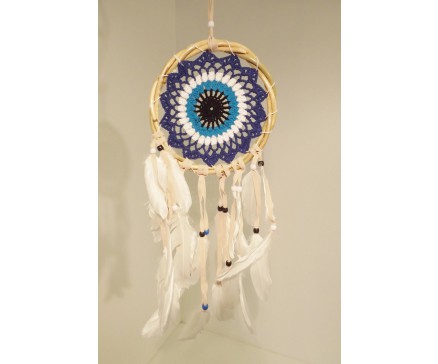 8530097 Dreamcatcher. Gehaakte blauw witte dreamcatcher met witte veren en houten kralen +/-16 cm. doorsnede, lengte 50 cm.