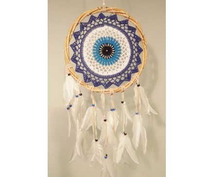 8530098 Dreamcatcher. Blauw wit gehaakte dreamcatcher klassiek model met witte veren en houten kralen. Doorsnede 25 cm., lengte 70 cm.