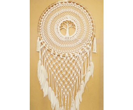 8530100 Dreamcatcher. Rieten XL dreamcatcher gehaakt met tree of life in het midden met houten kralen en witte veren. Diameter 53 cm., lengte 140 cm.