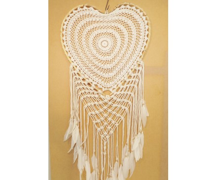 8530102 Dreamcatcher. Gehaakte XL dreamcatcher hartvormig met rieten rand met witte veren en houten kralen. Breedte 45 cm., lengte 130 cm.