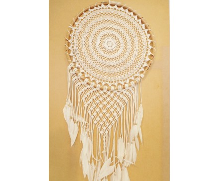 8530101 Dreamcatcher. Gehaakte XL dreamcatcher met rieten rand, witte veren en houten kralen. Diameter 53 cm., lengte 140 cm.